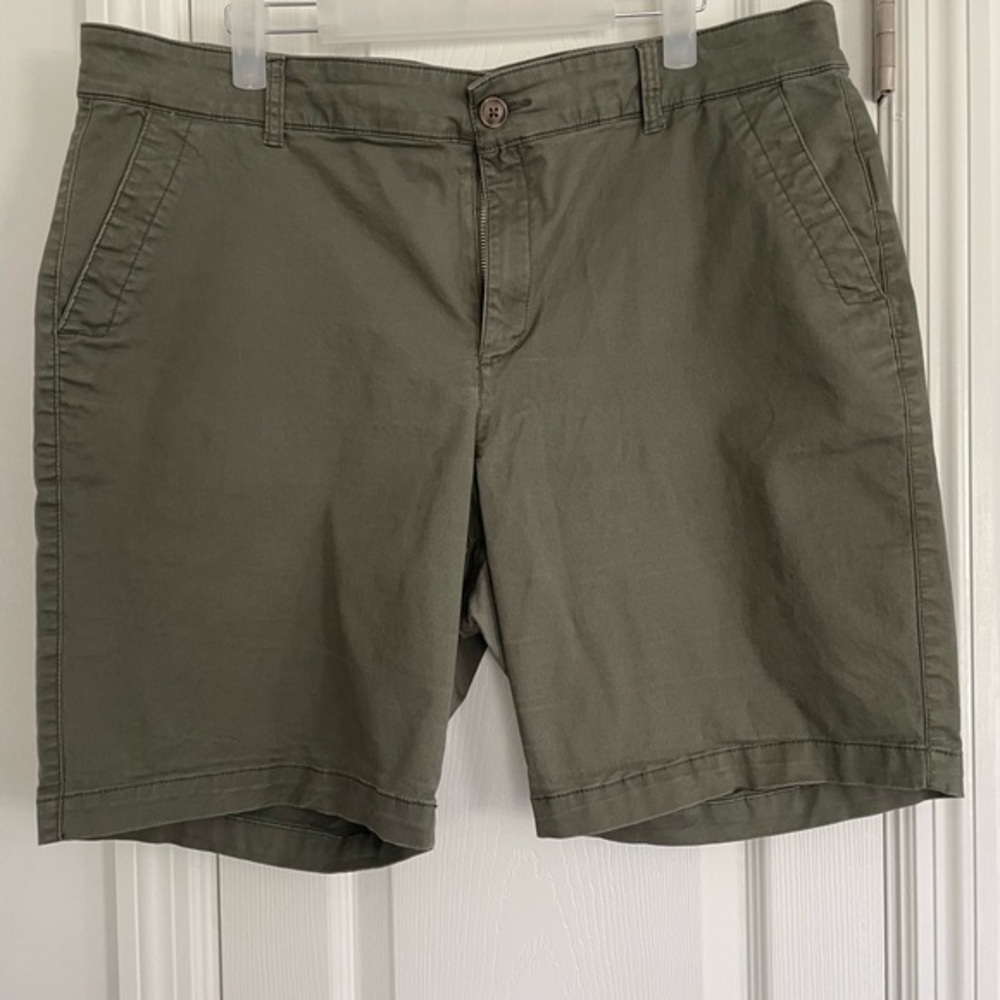 Gap for good  women’s olive  green 9 inch shorts in size 18